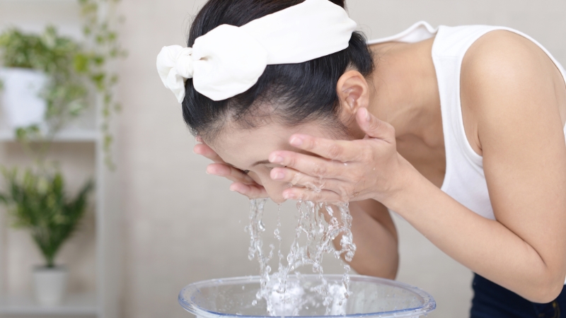 Lạm dụng sữa rửa mặt chứa hạt scrub