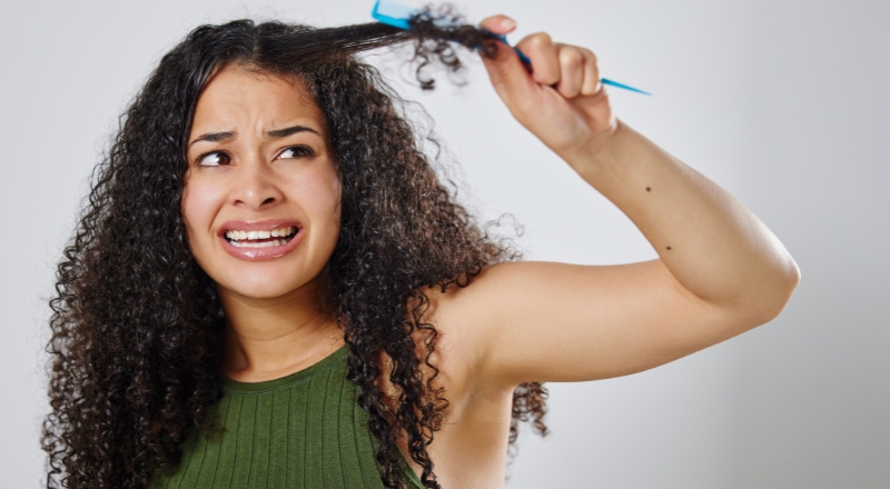 Cách gỡ tóc rối thành cục và lưu ý giúp tóc suôn mượt