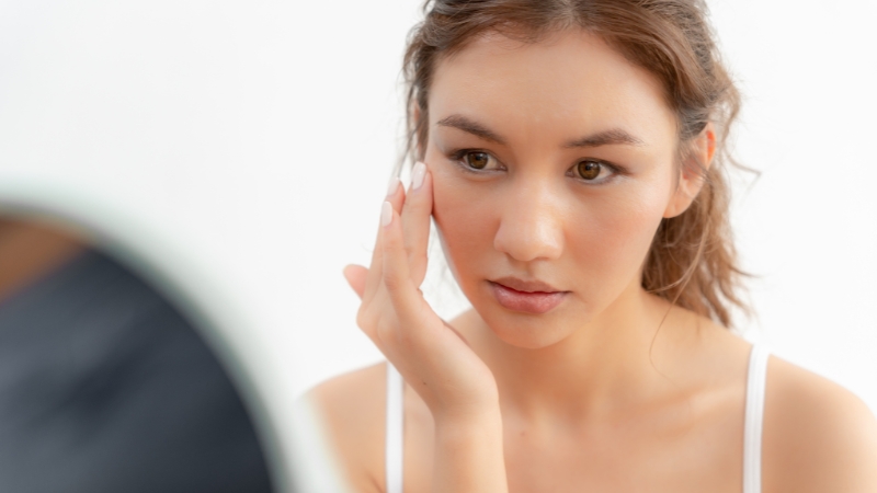 Nguyên nhân làm da bị đổ dầu, nổi mụn vùng chữ T