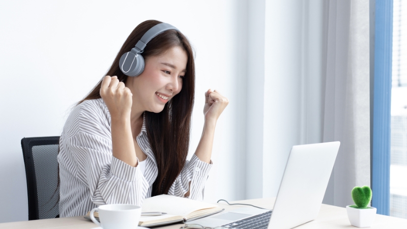 Giữ khoảng cách hợp lý giữa mắt và màn hình máy tính