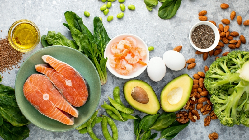 Uống đủ nước, bổ sung thực phẩm giàu omega 3 và chất chống oxy hóa