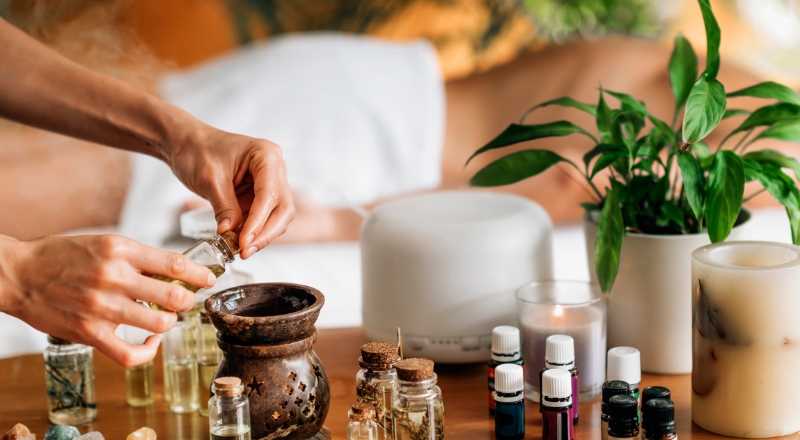 Top 7 tinh dầu massage phổ biến, bí quyết thư giãn và chăm sóc cơ thể từ thiên nhiên