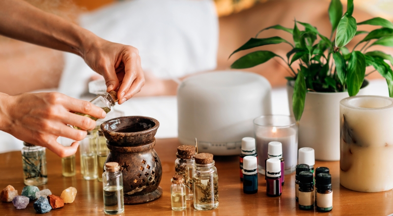 Top 8 loại tinh dầu xông phòng ngủ giúp an thần, thư giãn, ngủ ngon