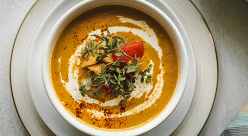 Dùng nghệ tươi làm gia vị giúp mon ăn có màu sắc hấp dẫn và mùi vị dễ ăn hơn