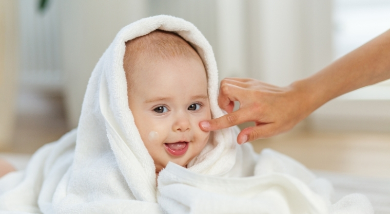 Dầu mù u giúp dưỡng ẩm, bảo vệ và hỗ trợ phục hồi da trẻ sơ sinh