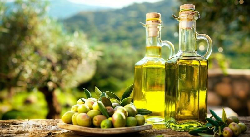 Dầu ô liu: Công dụng, rủi ro và cách dùng đúng cho da mặt
