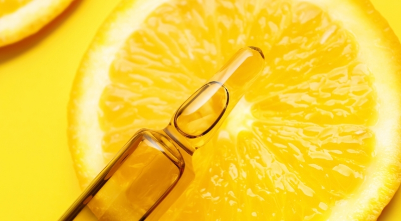 Vitamin C và dẫn xuất giúp làm sáng da an toàn nhờ chống oxy hóa và giảm melanin