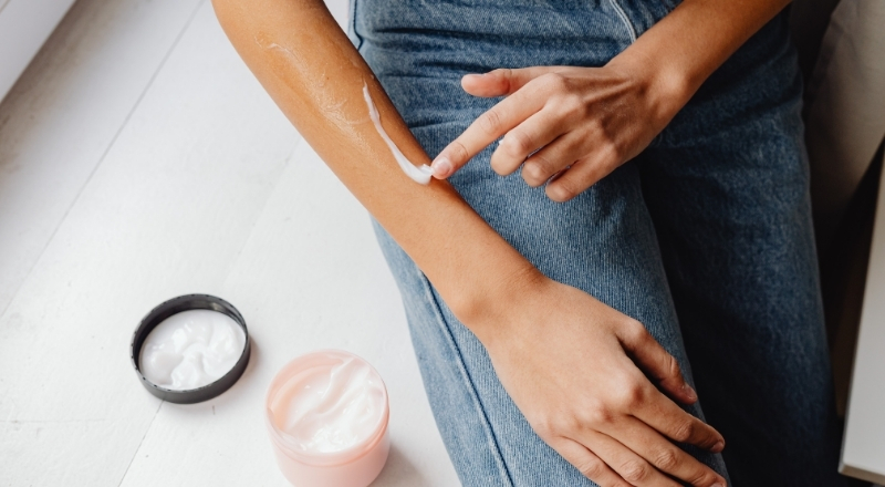 Kem trộn làm mỏng da do ức chế tái tạo và phá vỡ hàng rào bảo vệ